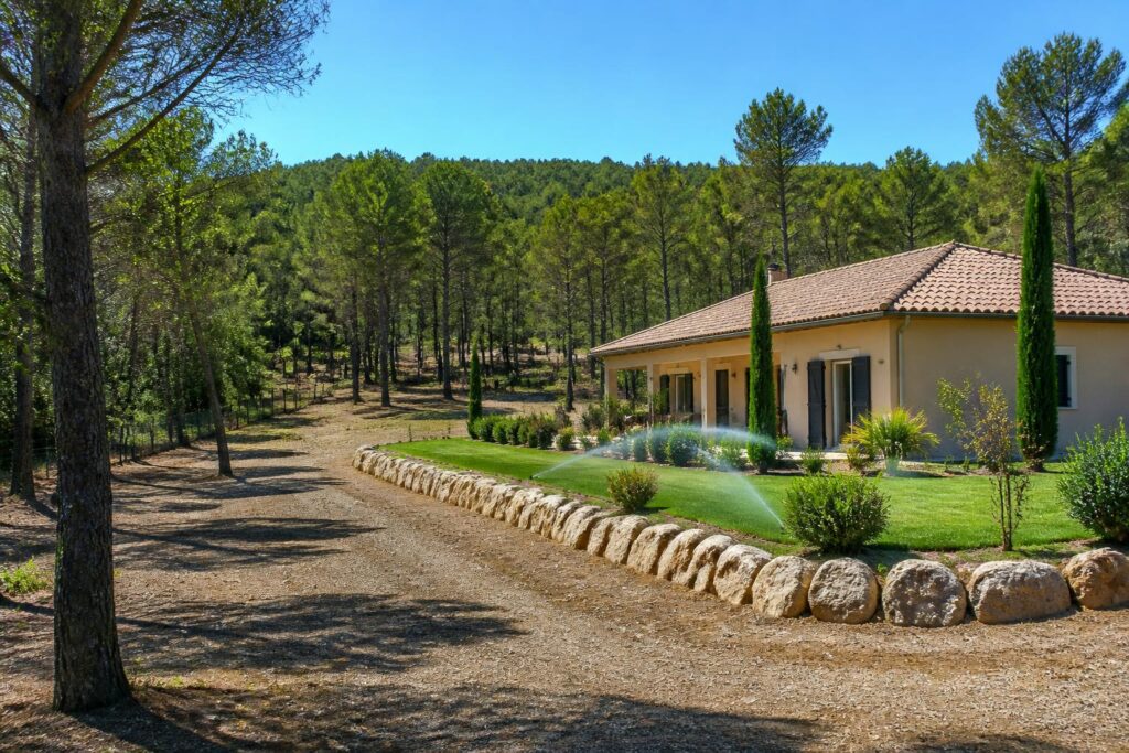 découvrez les conseils essentiels pour protéger votre maison des incendies de forêt cet été et adopter les bonnes précautions pour assurer votre sécurité.