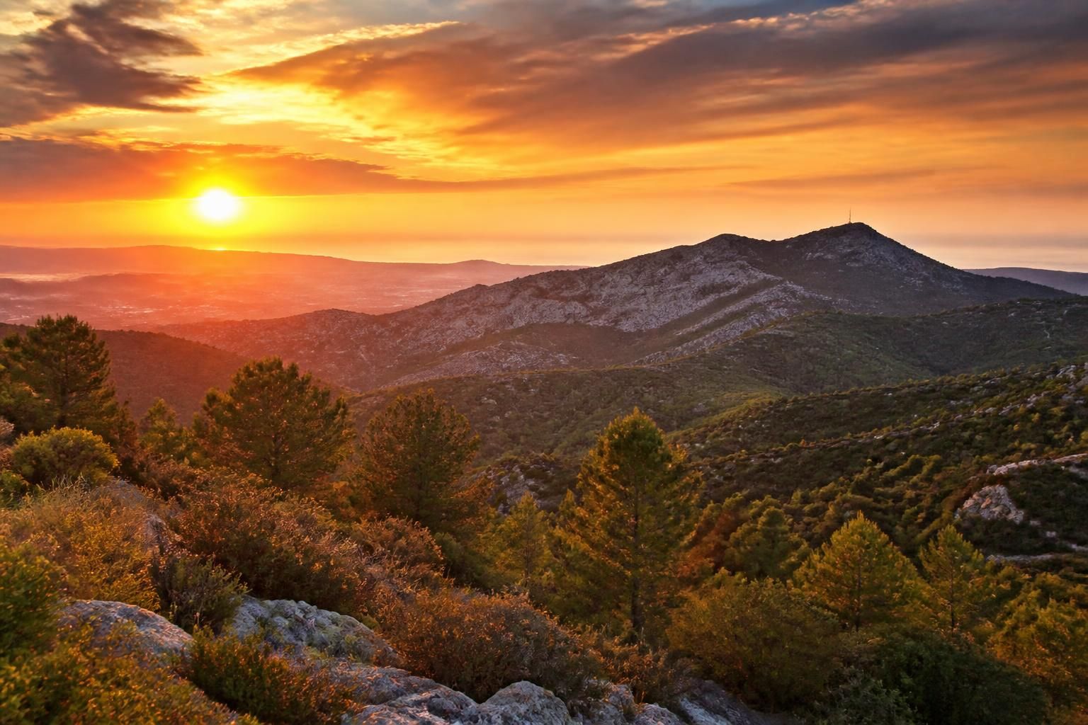 découvrez le massif de l’étoile, une escapade nature unique entre collines verdoyantes et vues panoramiques exceptionnelles. parfait pour les amateurs de randonnée et de paysages impressionnants.