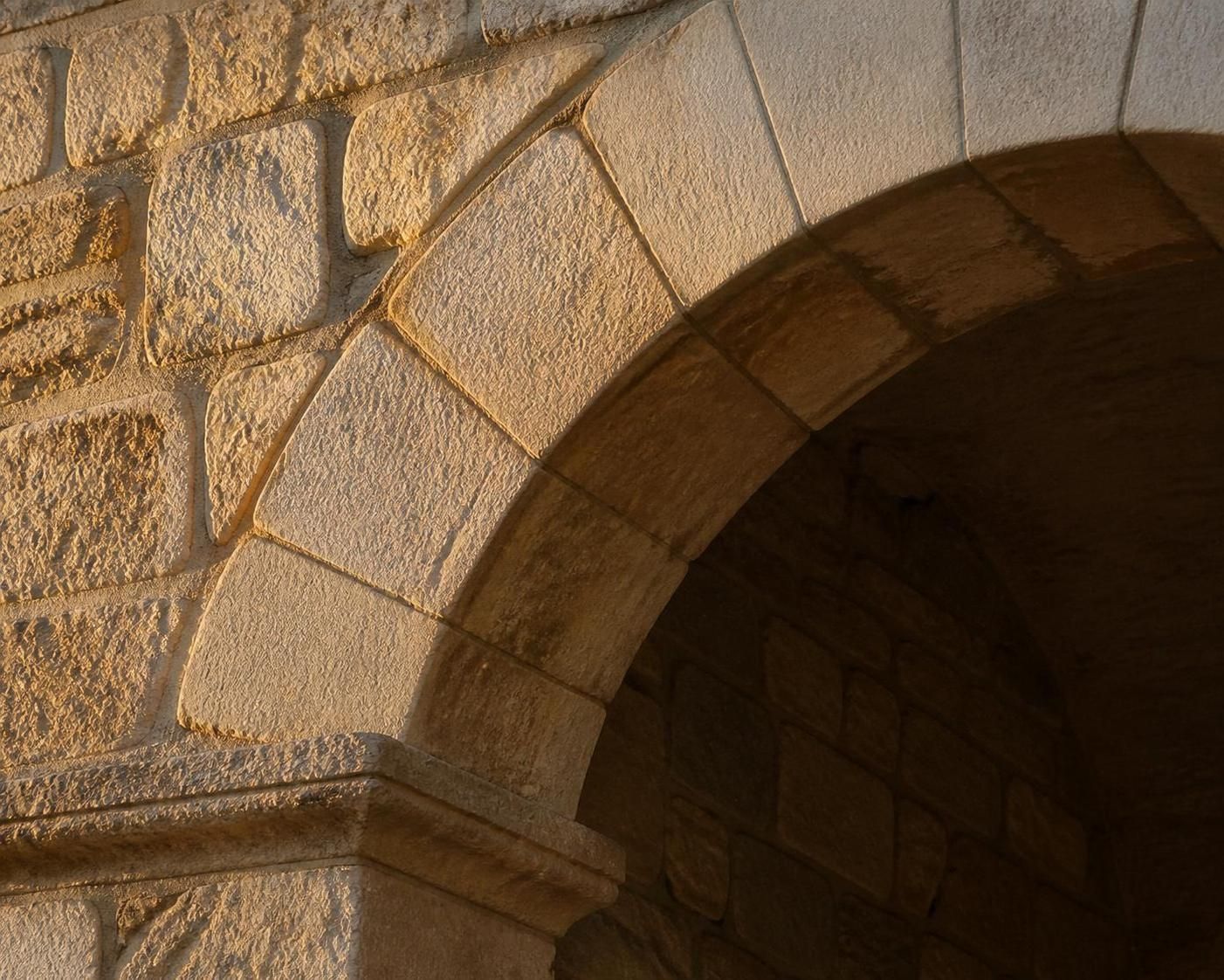 découvrez le voussoir, l'élément essentiel qui garantit la stabilité et la solidité des arches en architecture, alliant technique et esthétique.