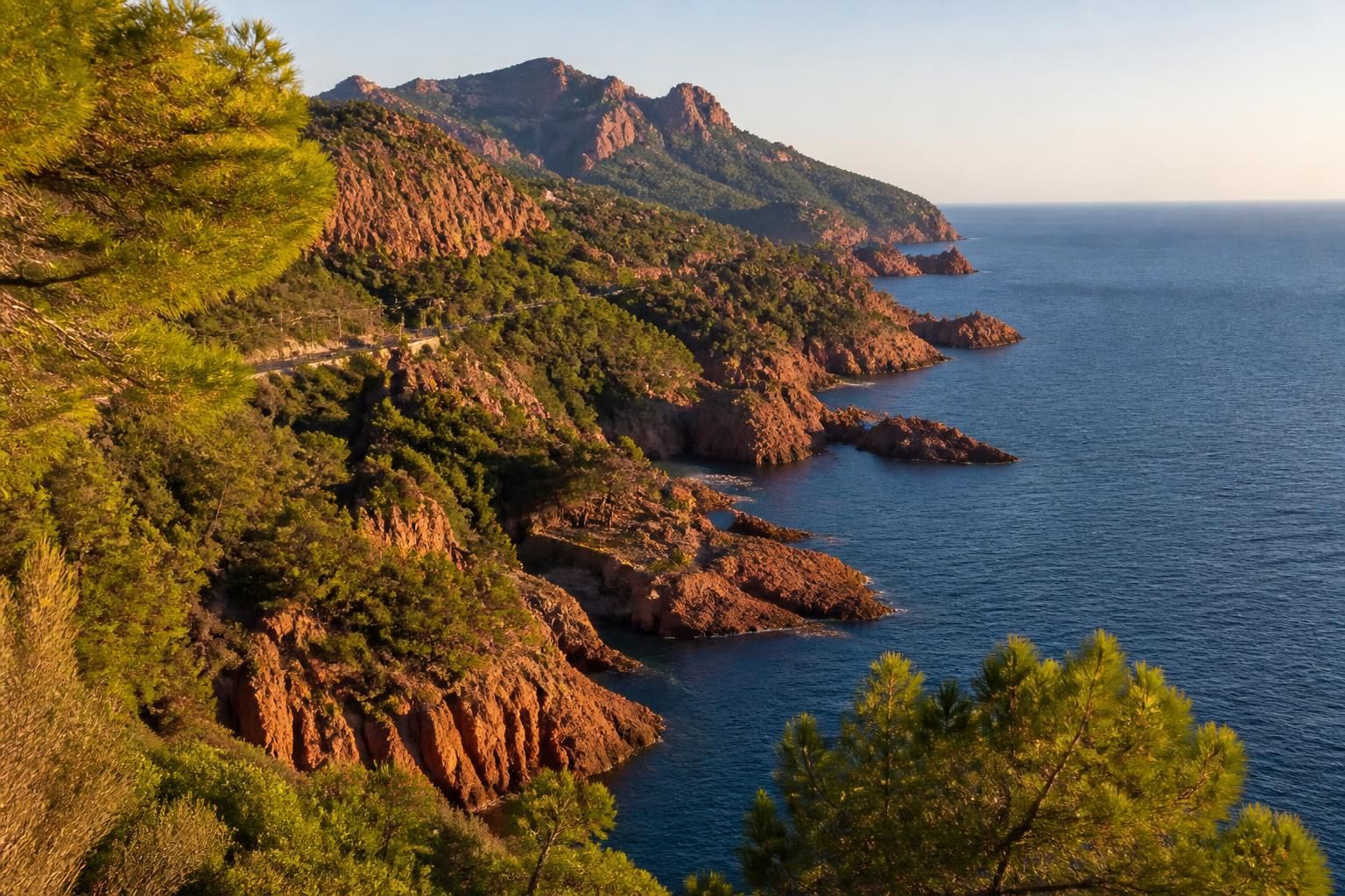 découvrez le trayas, un joyau méconnu en france niché entre mer et montagne, idéal pour des vacances authentiques alliant nature, paysages époustouflants et tranquillité.