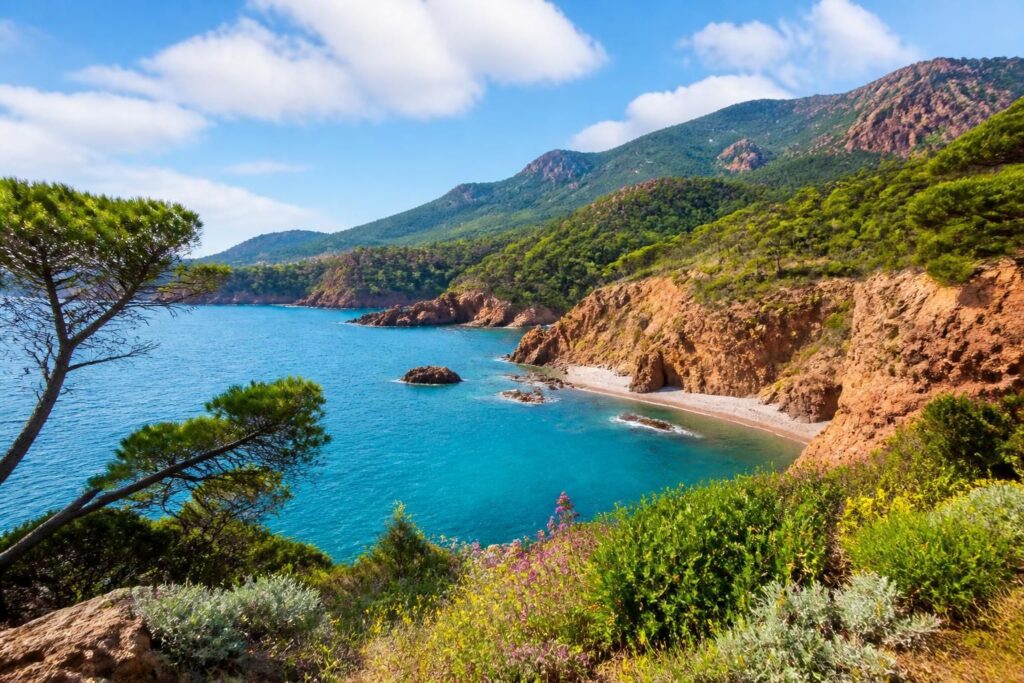 découvrez le trayas, un trésor caché en france, niché entre mer et montagne. profitez de paysages époustouflants, d'activités nature et d'une ambiance authentique pour un séjour inoubliable.