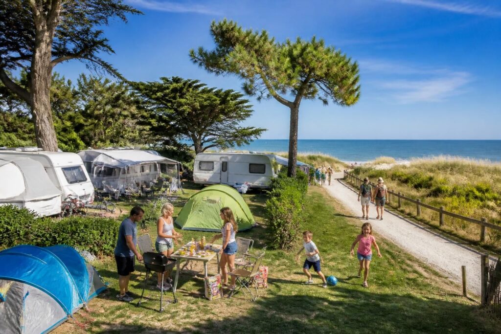 découvrez notre avis et les photos du camping le dauphin à saint-georges-de-didonne, un lieu idéal pour un séjour nature en bord de mer avec des équipements modernes et un cadre convivial.